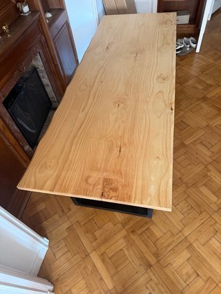 Mesa de comedor de madera y hierro negro