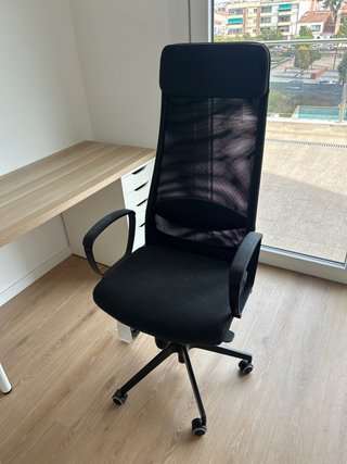 Silla de oficina negra con ruedas