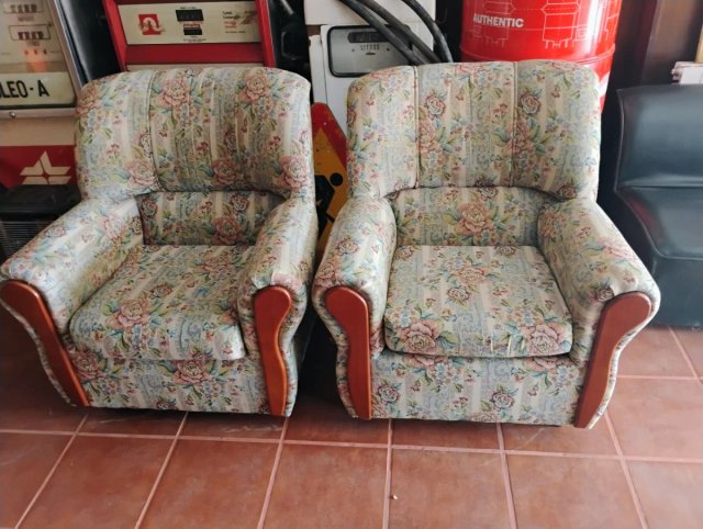 Pareja de butacas antiguas de tela y madera