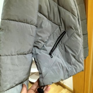 Abrigo acolchado gris con capucha