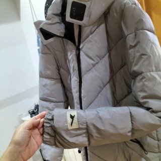 Abrigo acolchado gris con capucha