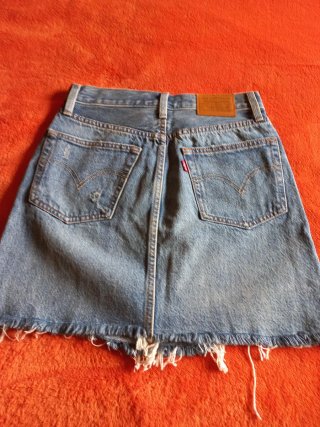 Falda vaquera Levi's desgastada