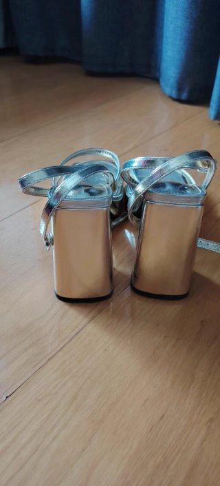 Zapatos de tacón dorados para fiesta y graduacion