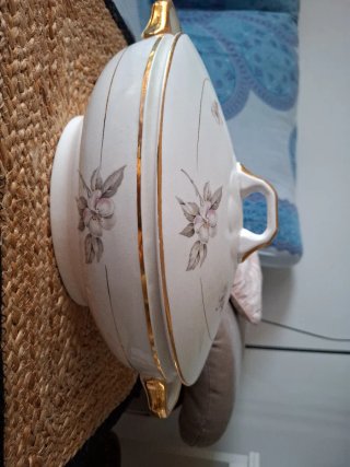 Sopera porcelana antigua floral dorada