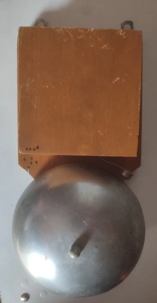 Timbre antiguo de madera y metal