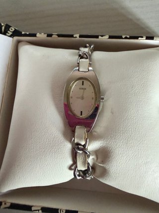 Reloj Guess Correa Piel Blanca y Acero