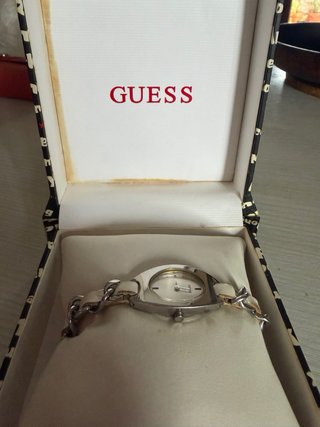 Reloj Guess Correa Piel Blanca y Acero