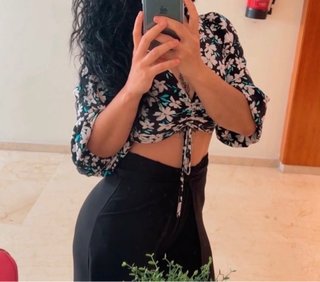 Top Bershka floral negro