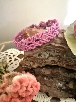 Bracciale color malva in macramè fatto a mano