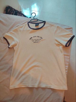 Camiseta Pull and Bear beige con mensaje