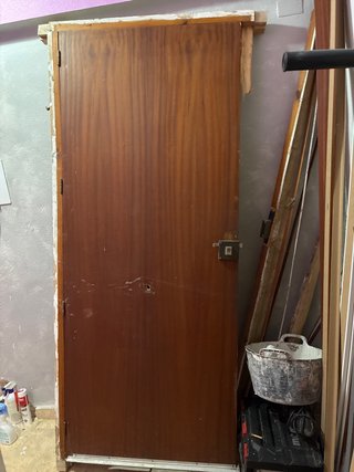 Puerta de madera con cerradura