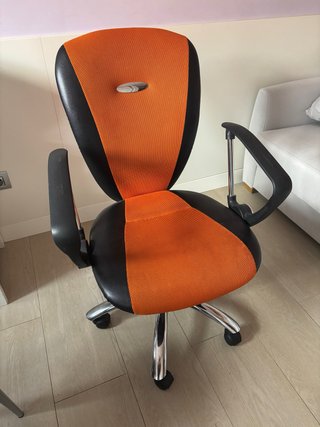 Silla juvenil naranja y negra