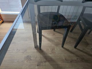 Mesa de Cristal y 4 Sillas de Madera