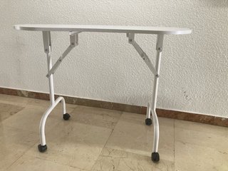 Mesa auxiliar plegable blanca con ruedas