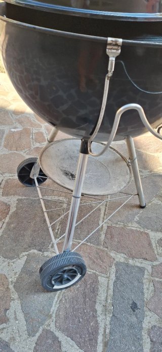 Barbecue Weber nero e grigio