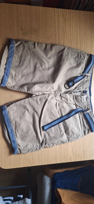 Pantalón corto beige con cinturón azul
