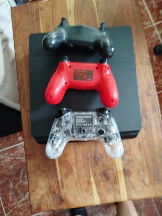 Consola PS4 + 3 Mandos