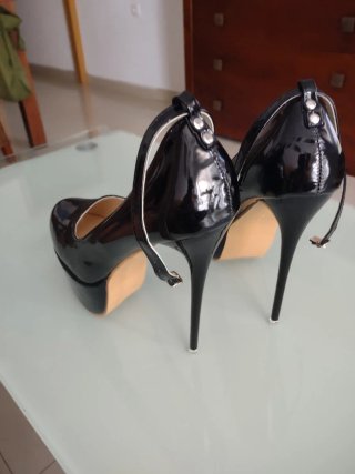 Zapatos de tacón aguja y plataforma negros.