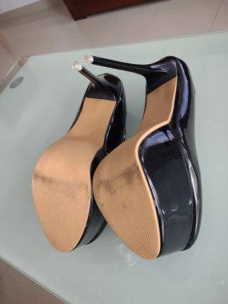 Zapatos de tacón aguja y plataforma negros.