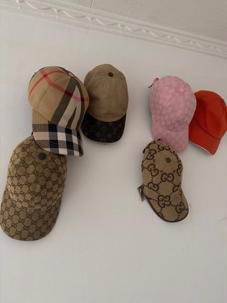 Lote Gorras Burberry, Gucci, LV