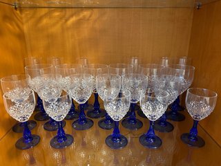 Juego de 18 copas de cristal tallado azul
