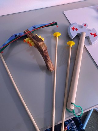 Juguetes de madera: arco, hacha y flechas