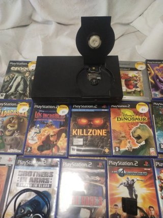 Consola PlayStation 2 con 28 juegos