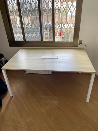 Mesa de oficina madera y metal