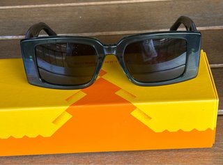 Gafas de sol Meller negras y doradas