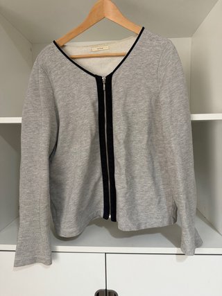 Chaqueta ligera gris con cremallera