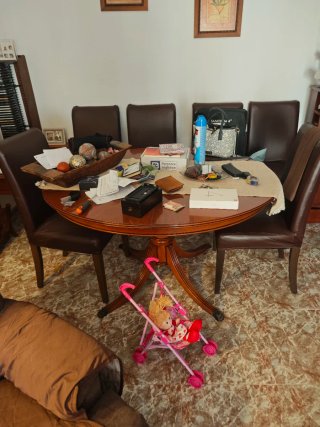 Mesa de comedor de madera y sillas
