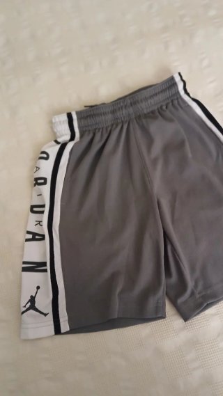 Pantalón corto niño Jordan gris y blanco