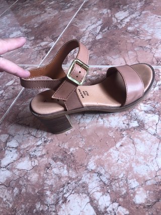 Sandalias de tacón beige y rosa