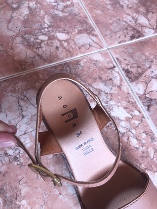 Sandalias de tacón beige y rosa