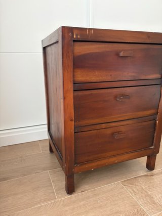 Mesita de noche de madera