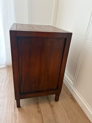 Mesita de noche de madera