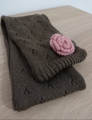 Bufanda bebé punto café con flor rosa