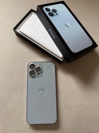 iPhone 13 Pro Max 256GB Azul con auriculares