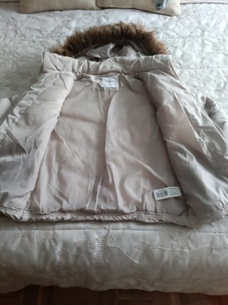 Cazadora tipo plumas beige con capucha
