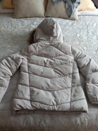 Cazadora tipo plumas beige con capucha