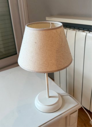 Lámpara de mesita tela y base blanca