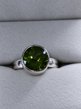 Anillo de Plata con Peridoto(olivino) Facetado
