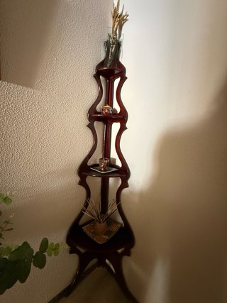 Estantería rinconera de madera