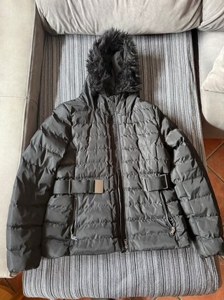 Abrigo Acolchado Negro con Capucha MARCA TEX