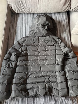 Abrigo Acolchado Negro con Capucha MARCA TEX