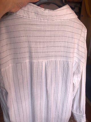Camisa blanca PrettyLittleThing rayas finas negras