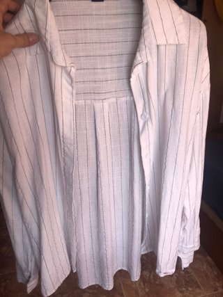Camisa blanca PrettyLittleThing rayas finas negras