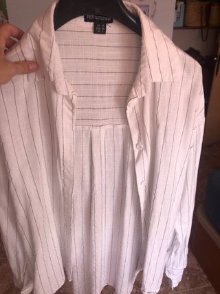 Camisa blanca PrettyLittleThing rayas finas negras