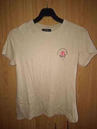 Camiseta Bershka beige con rosa