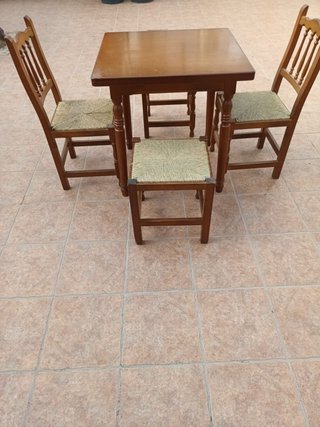 Conjunto de Mesa y 3 Sillas de Madera